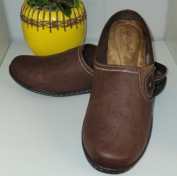 Soft Style Shoes - Soft Style Women's brown shoes sz. 7.5
